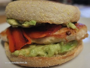 Hühnchenburger mit Avocadocreme und gegrillter Paprika