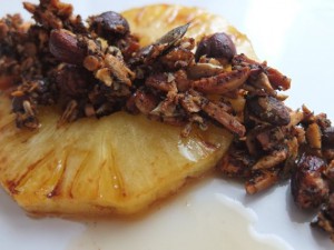 Malte Evers Rezept: Gebratene Ananas mit Nussbutter, Knuspermüsli und Limonenhonig 1