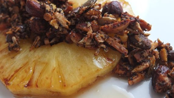 Malte Evers Rezept: Gebratene Ananas mit Nussbutter, Knuspermüsli und Limonenhonig 1