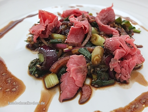 Rezept: Rindfleisch-Lauch-Salat mit Sesammarinade – Kulturkater