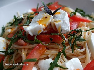 Malte Evers Rezept: Spaghetti mit Chiliöl, Strauchbasilikum Tomate und Mozarella 1