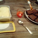 Malte Evers Rezept: Warme Brownies mit Vanilleeis 3