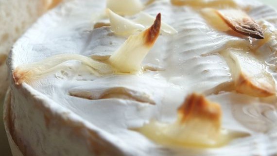 Malte Evers Rezept: Gebackener Camembert mit Knoblauch und Kräutern