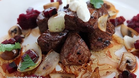 Malte Evers Rezept: Rindfleisch mit Rote Bete, Wodka, Pilzen, Zwiebeln und saurer Sahne