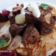 Malte Evers Rezept: Rindfleisch mit Rote Bete, Wodka, Pilzen, Zwiebeln und saurer Sahne