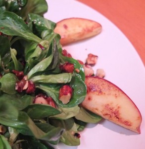 Malte Evers Rezept: Feldsalat mit Haselnussdressing und gebratenen Äpfeln
