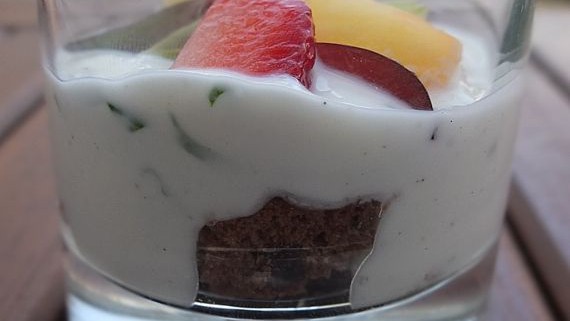 Malte Evers Rezept: Griechischer Joghurt mit Basilikum, Obst und Keks