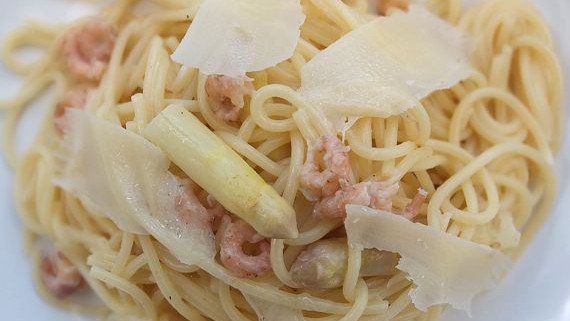 Malte Evers Rezept: Spaghetti mit Spargel, Fond und Nordseekrabben