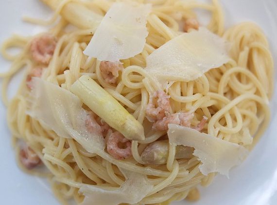 Malte Evers Rezept: Spaghetti mit Spargel, Fond und Nordseekrabben