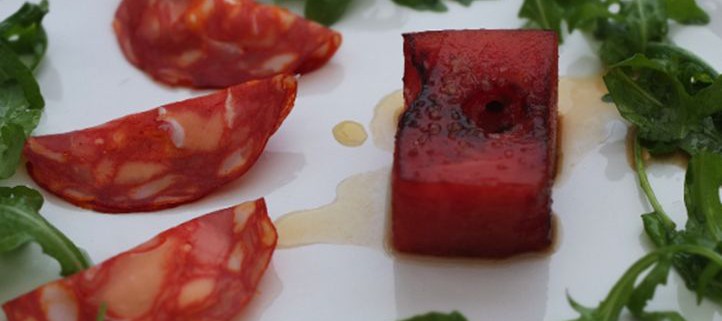 Malte Evers Rezept: Gefüllte Chorizo, Wassermelone, Rucola, Maracuja-Marinade