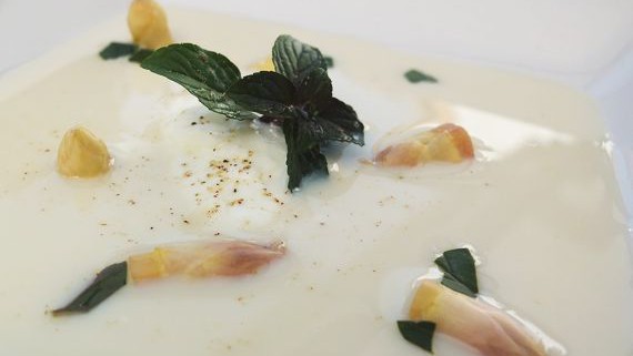 Malte Evers Rezept: Kaltes Spargelsüppchen mit Minze und Joghurt