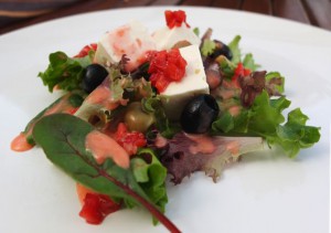 Malte Evers Rezept: Salat mit Feta, Oliven und Erdbeerdressing