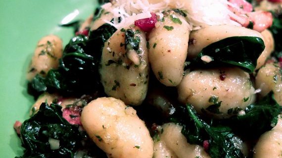 Malte Evers Rezept: Gnocchi mit Mandel-Basilikumpesto Speck und Spinat