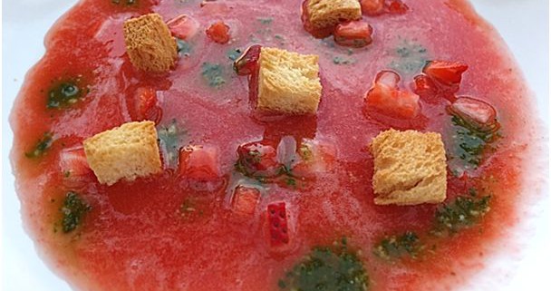 Malte Evers Rezept: Vorspeise Erdbeergazpacho mit süßem Basilikumpesto